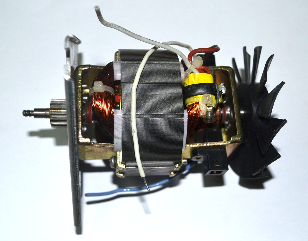 Двигатель (мотор) для кухонного комбайна Saturn HC70-3002 220-240V 50HZ - фото 1 - id-p31938278