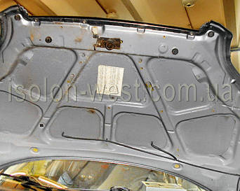 Сначала нужно обесшумить все под капотом, чтобы ограничить выход шума и вибраций в салон.