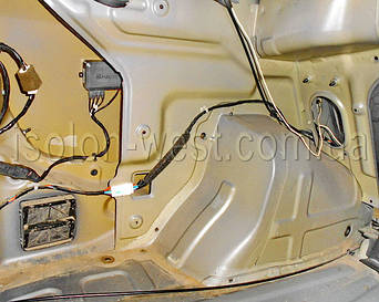 Заводской шумоизоляции нет вообще. Потому преград для проникновения в салон шума нет.