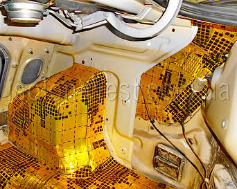 Арки колес нужно полностью и тщательно обклеить виброизоляцией (3-4мм). Это очень важно, так как шума от колесных арок в салон идет очень много.