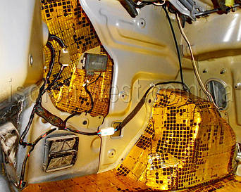 Таким же образом нужно обклеить панель багажника и поверхности около крыльев.