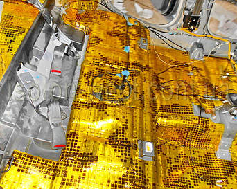 В салоне пол также нужно обклеить 4мм виброй.