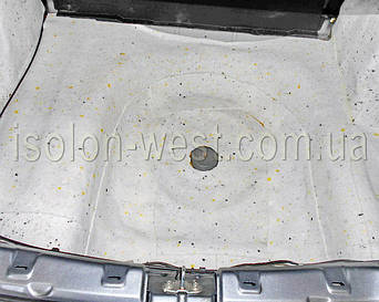 Все клеим стык в стык или в минимальный нахлест. Главное не допускать "пробелов" между шумоизоляцией.