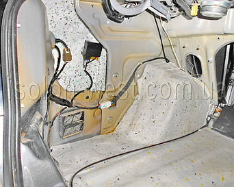 В багажнике то же самое. Плюс не забываем за антискрип в нужных местах.