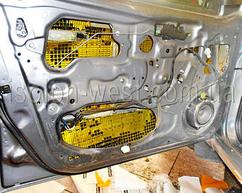 Клеим виброизоляцию максимально возможными большими листами. Не заклеиваем усилители двери и дренажные отверстия. Все хорошо прикатать валиком.