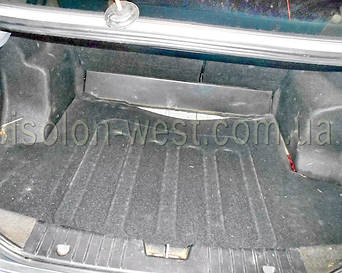 Далее багажник. Снимаем всю обшивку и пластик.