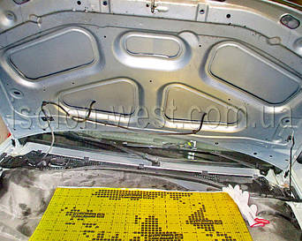 Подготавливаем капот... все не нужное снимаем... поверхность чистим и обезжириваем....