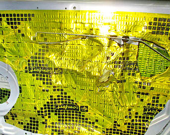 Потом наносим виброизоляцию на внутреннюю часть двери автомобиля.