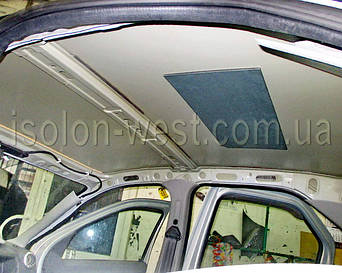 Дальше подготавливаем потолок автомобиля для шумки. Если старая вибра хорошо держится, то прокатайте ее и лепите свою поверх, а если отваливается, то ее лучше отодрать.