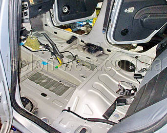 Дальше готовим салон автомобиля, снимаем сиденья. На задних сиденьях виброизоляции от производителя нет вовсе.