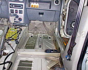 В передней части салона также снимаем все, что нам препятствует доступиться к днищу салона.