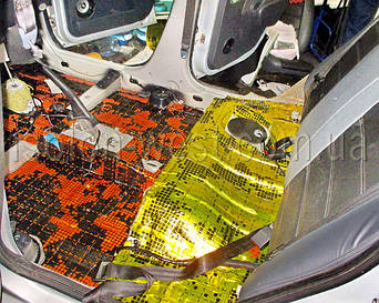 Также проклеиваем сиденья.