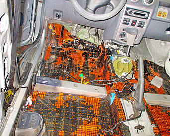 Клеем виброизоляцию на дно салона предварительно разогрев ее.