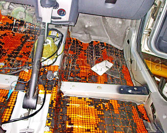 На дно салона лучше давать хорошую и мощную виброизоляцию. Такую как для арок колес.