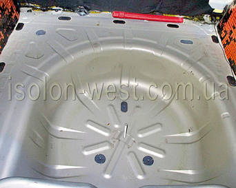 Разбираем багажник. Убираем запаску и снимаем обшивку.