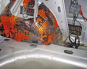 Шум и вибрацию от колес убираем за счет мощной виброизоляции арок автомобиля.