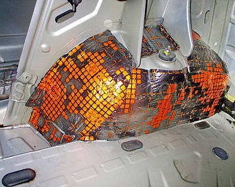 Греем феном перед поклейкой. От этого будет хорошее сцепление вибропоглотителя и металла.