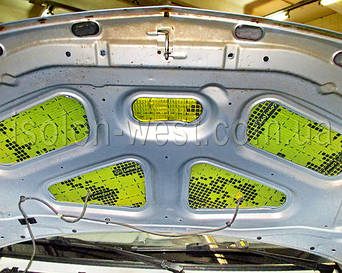 Клеим виброизоляцию как на фото. Не обязательно клеить все 100%, достаточно будет оклеить около 70% поверхности.