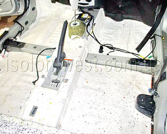 Плавно переходим к оклейке салона бибитоном или войлоком. 