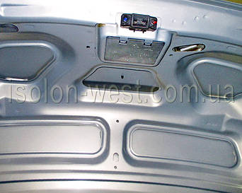 Крышку багажника подготавливаем для шумоизоляции. Все не нужное снимаем, обезжириваем поверхность металла.