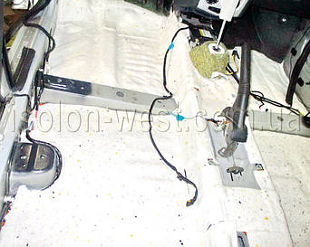 Вся проводка выведена поверх шумоизоляции и ждет своего подключения.