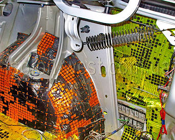 Всю электропроводку бережно крепим или придерживаем.