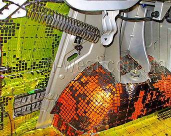 Так же обрабатываем боковые стенки около колесных арок.