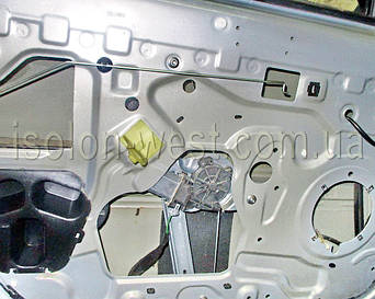 Снимаем обшивку (карту двери).