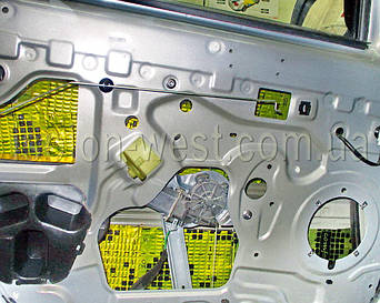 Хорошая прокатка материала валиком обеспечит хорошее сцепление с поверхностью металла и при первой жаре не отклеиться.