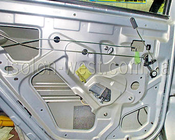 Всю поверхность, где будет клеиться виброизоляция нужно очистить и обезжирить.