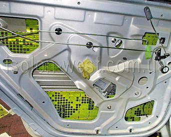 Наносим на внешние стенки двери виброматериал. Его можно разогреть феном перед клеением.