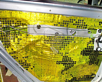 Все нужно тщательно прикатать валиком. Это нужно и для того, чтобы виброизоляция хорошо держалась на металле, и чтобы обшивка легла на место хорошо.