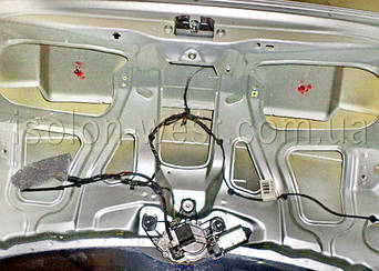 Дверка багажника также пропускает шумы.