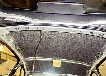 Далее клеим слой войлока, для хорошей тепло- и шумоизоляции.