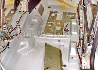 Подготавливаем пол к шумоизоляции. Чистим. Обезжириваем.