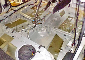 Дренажные отверстия нужно прочистить, во избежание скопления влаги.