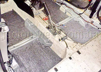 Ну вроде получилось хорошо. Далее стелим ковровое покрытие обратно, также ставим назад пластиковые пороги.