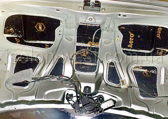 Вот так должна выглядеть крышка багажника после виброизоляции.