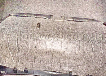 Клеим войлок для хорошей шумоизоляции, а под него вибропоглотитель.