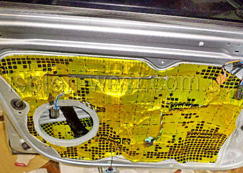 Теперь еще один слой виброизоляции под дверную карту.