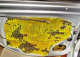 При нужде делаем дырочки для проводки и тросиков. Применяем в нужные места антискрип.