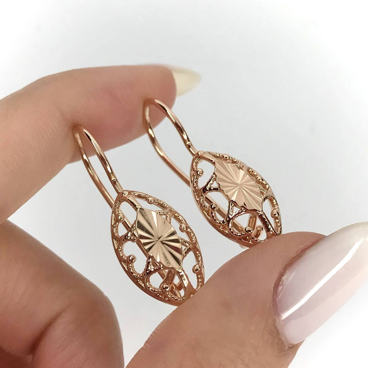 

Позолоченные резные серьги.