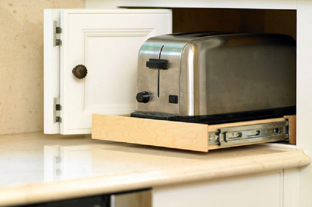 Висувна полиця на кухні — відмінна ідея для зберігання дрібної побутової техніки та кухонних приналежностей