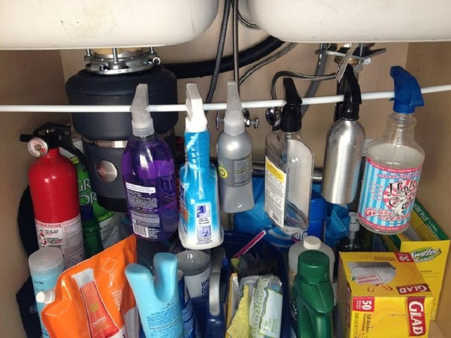 Пластикову труба всередині кухонного ящика