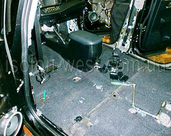 Демонтаж салона - это задание не из простых. Нужен специальный инструмент и профессиональные руки.