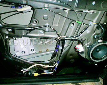 На передней двери звукозащиты нет и вовсе.