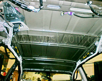 Начинаем клеит вибру на потолке. Предварительно отсоединив все провода.