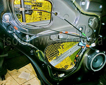 Поклейка вибропоглотителя на дверь - задание не из простых. Технические отверстия очень малы.