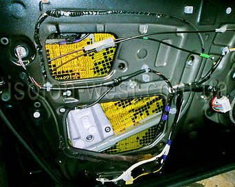 Виброизоляцию на двери так и везде нужно хорошо прикатывать.