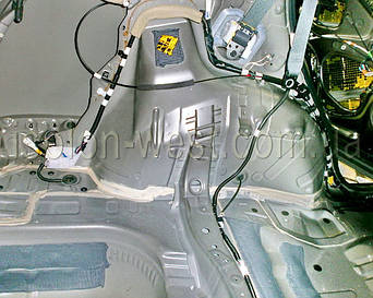 Этот кусочек виброизоляции на арке ничего кроме истерики не вызывает.